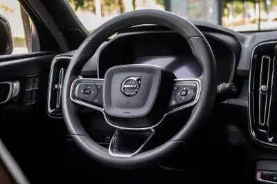 Volvo XC 40 2023 - 31850 EUR, 84500 km - AUTO.MOTO.pt - 84500km - foto 34 de 43