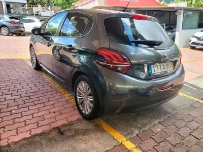 Peugeot 208 2017 - 10750 EUR, 96000 km - AUTO.MOTO.pt - 96000km - foto 4 de 12