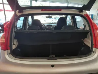 Peugeot 107 2011 - 4899 EUR, 189000 km - AUTO.MOTO.pt - 189000km - foto 6 de 17