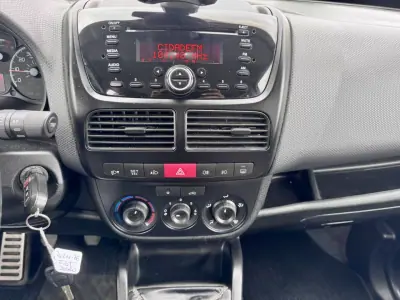 Fiat Doblo 2011 - 9900 EUR, 214000 km - AUTO.MOTO.pt - 214000km - foto 11 de 19
