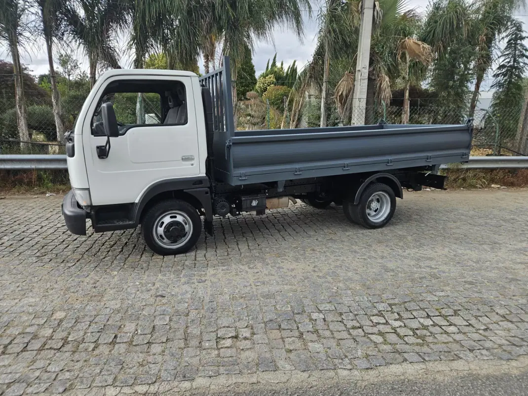 Nissan Cabstar 35.13 2006 - 18500 EUR, 130000 km - 130000km - foto 5 de 8