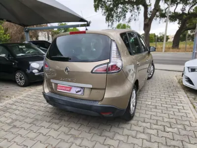 Renault Scénic 2015 - 9900 EUR, 175000 km - AUTO.MOTO.pt - 175000km - foto 3 de 11