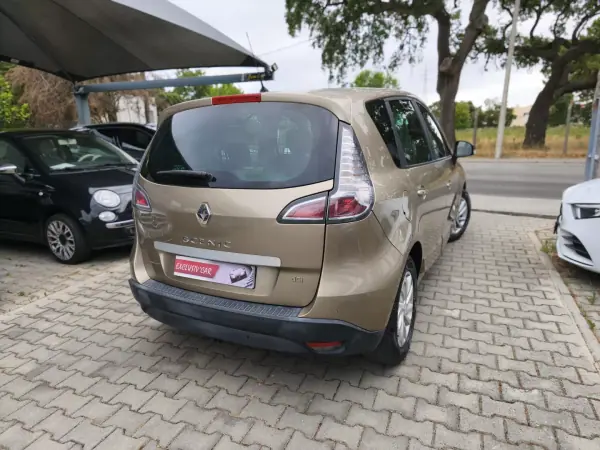 Renault Scénic 2015 - 9900 EUR, 175000 km - AUTO.MOTO.pt - 175000km - foto 3 de 11