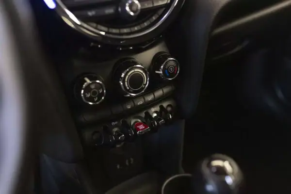 MINI Cooper 2015 - 13490 EUR, 158429 km - AUTO.MOTO.pt - 158429km - foto 10 de 21
