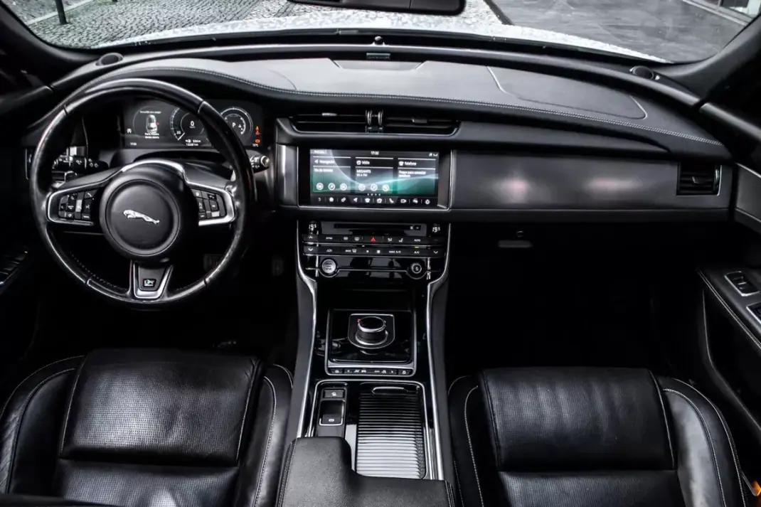 Jaguar XF Sportbrake 2019 - 23990 EUR, 147458 km - AUTO.MOTO.pt - 147458km - foto 38 de 47
