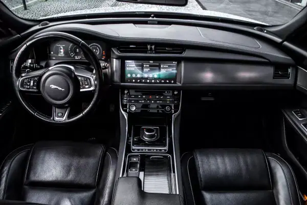 Jaguar XF Sportbrake 2019 - 23990 EUR, 147458 km - AUTO.MOTO.pt - 147458km - foto 38 de 47