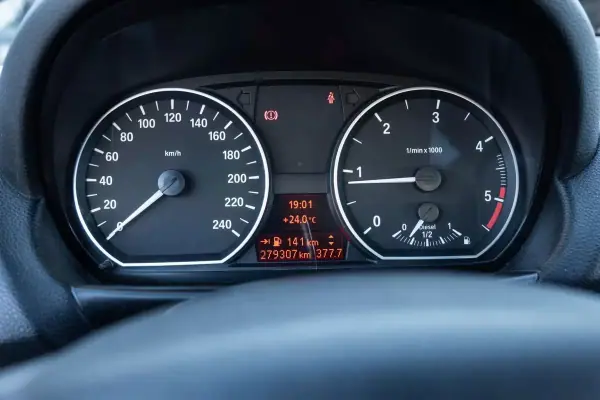 BMW 118 2010 - 9999 EUR, 279000 km - AUTO.MOTO.pt - 279000km - foto 11 de 18