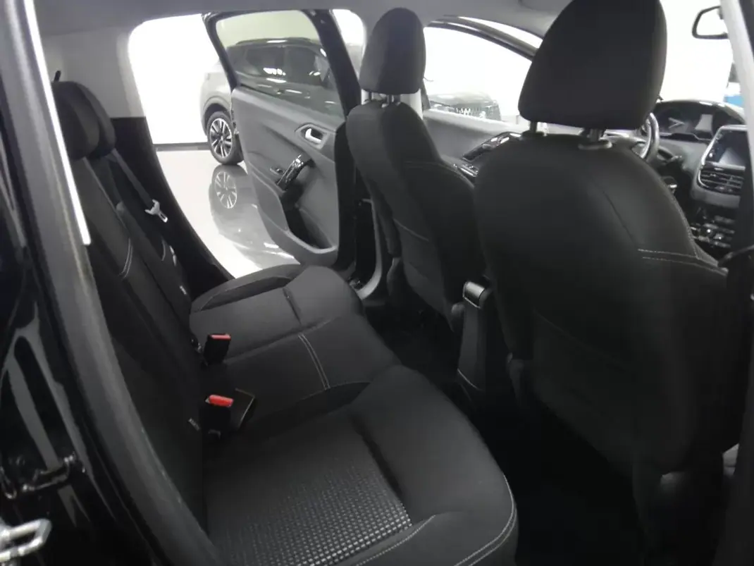 Peugeot 208 2018 - 8900 EUR, 82000 km - AUTO.MOTO.pt - 82000km - foto 14 de 23