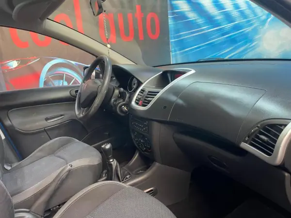 Peugeot 206 2011 - 4999 EUR, 127000 km - AUTO.MOTO.pt - 127000km - foto 24 de 34