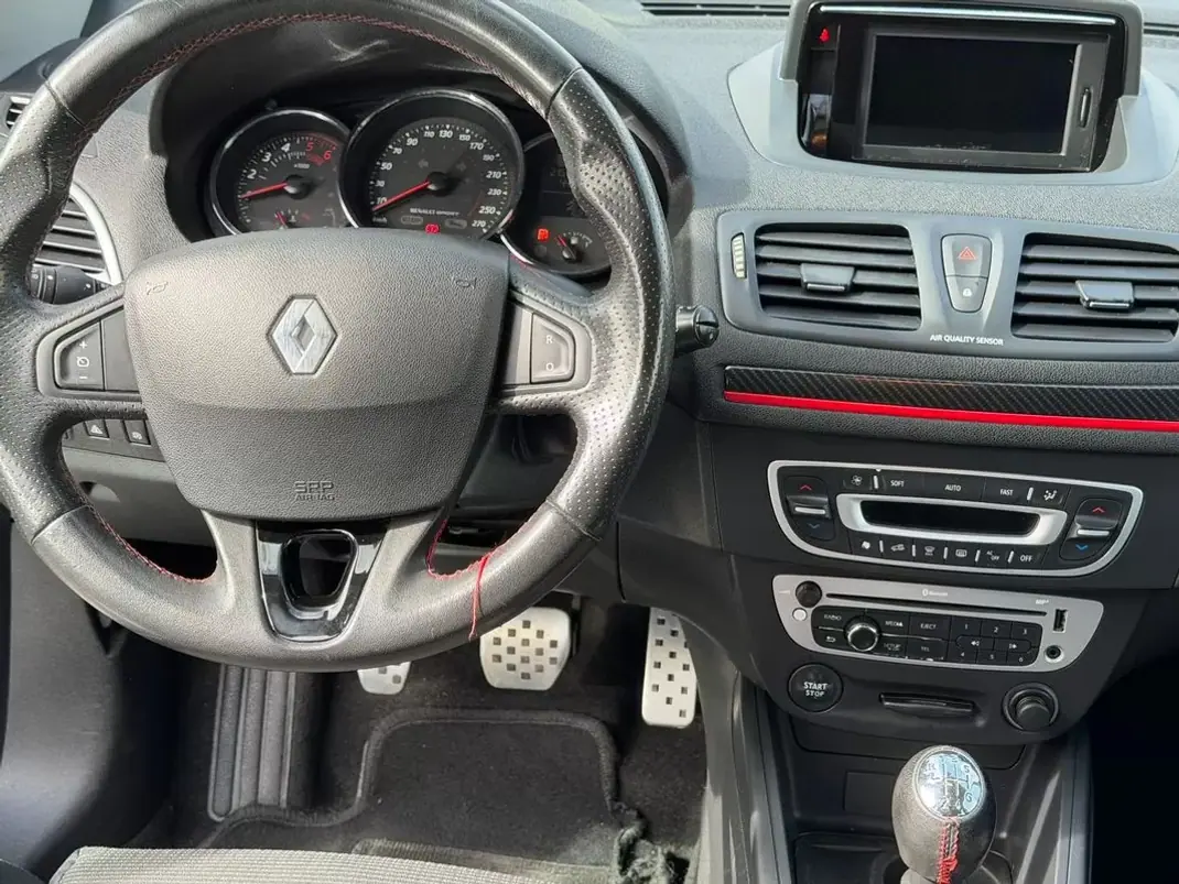 Renault Mégane 2010 - 5900 EUR, 215894 km - AUTO.MOTO.pt - 215894km - foto 21 de 22