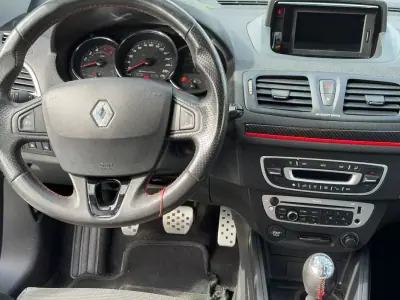 Renault Mégane 2010 - 5900 EUR, 215894 km - AUTO.MOTO.pt - 215894km - foto 21 de 22