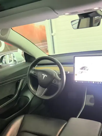 Tesla Model 3 2020 - 24900 EUR, 119316 km - AUTO.MOTO.pt - 119316km - foto 8 de 10