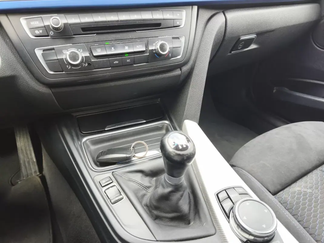 BMW 318 2015 - 15900 EUR, 226000 km - AUTO.MOTO.pt - 226000km - foto 12 de 12