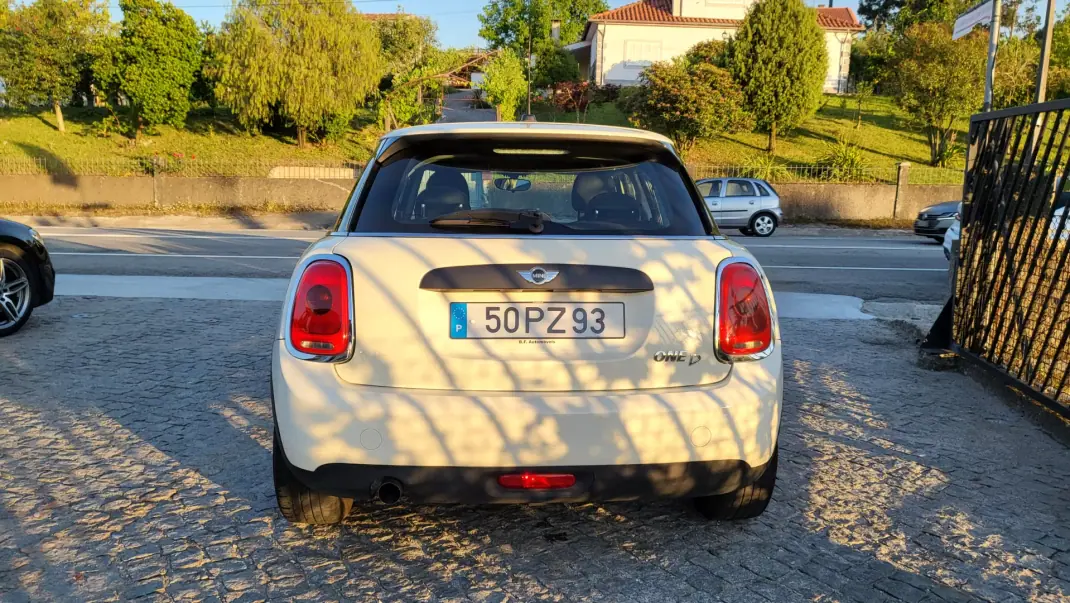 MINI 5 Portas 2015 - 9500 EUR, 259122 km - 259122km - foto 11 de 30