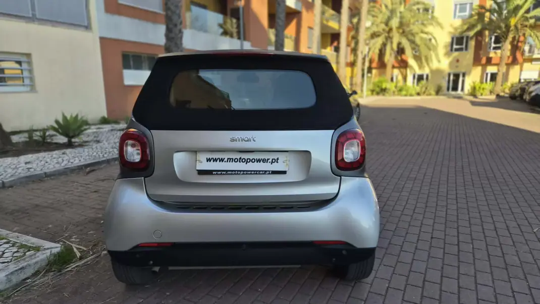 Smart Fortwo Cabrio 2017 - 12480 EUR, 84000 km - AUTO.MOTO.pt - 84000km - foto 15 de 17