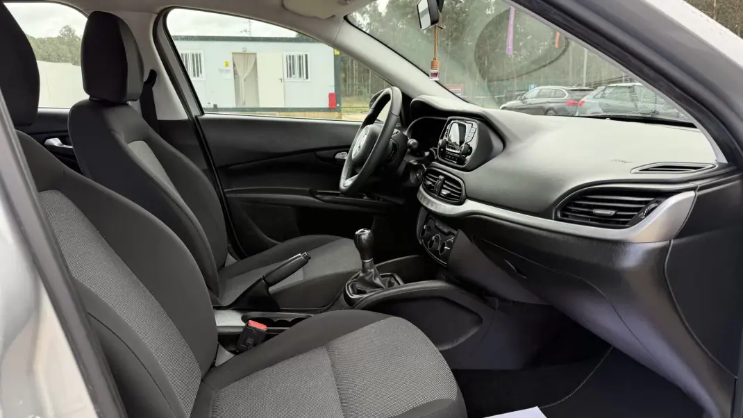 Fiat Tipo Station Wagon 2019 - 12750 EUR, 75000 km - AUTO.MOTO.pt - 75000km - foto 11 de 32