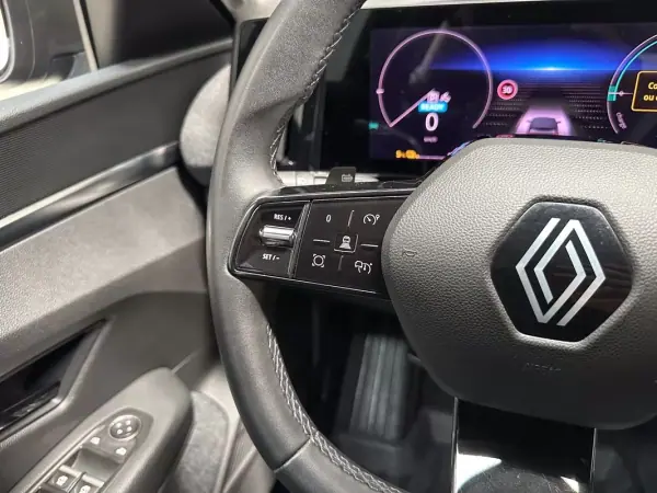 Renault Mégane E-Tech 2023 - 24950 EUR, 30503 km - AUTO.MOTO.pt - 30503km - foto 38 de 45