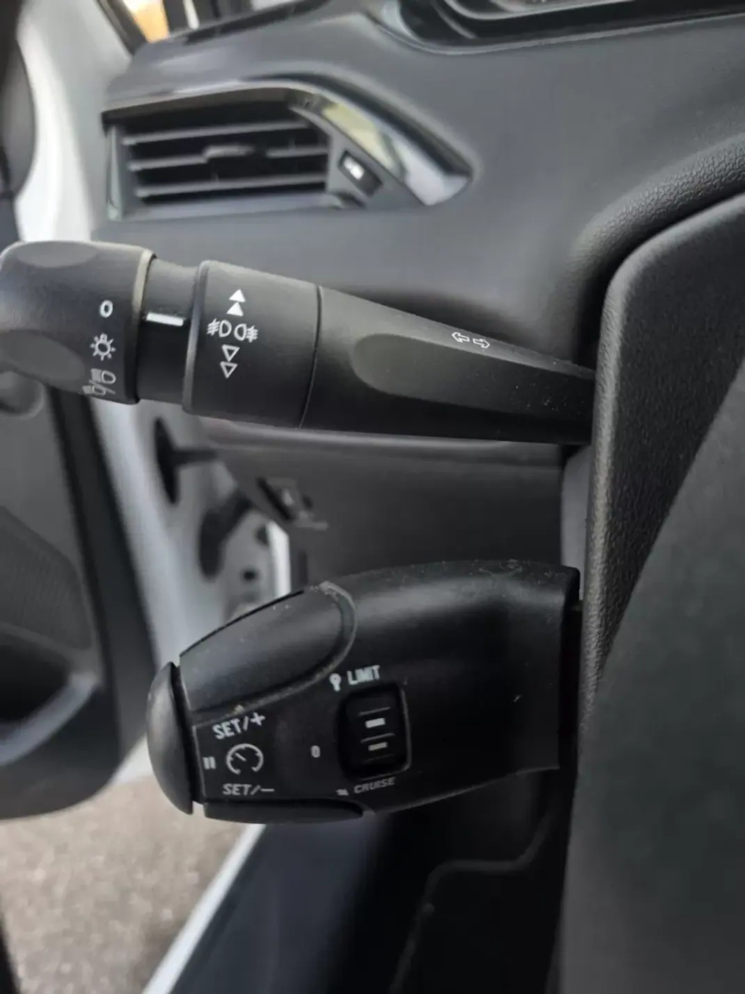 Peugeot 208 2016 - 13990 EUR, 163000 km - AUTO.MOTO.pt - 163000km - foto 26 de 31