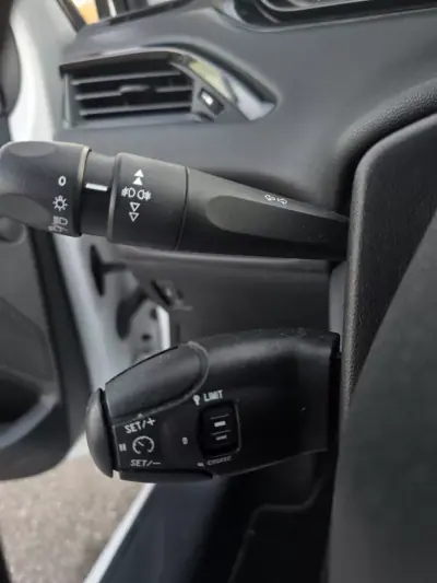 Peugeot 208 2016 - 13990 EUR, 163000 km - AUTO.MOTO.pt - 163000km - foto 26 de 31