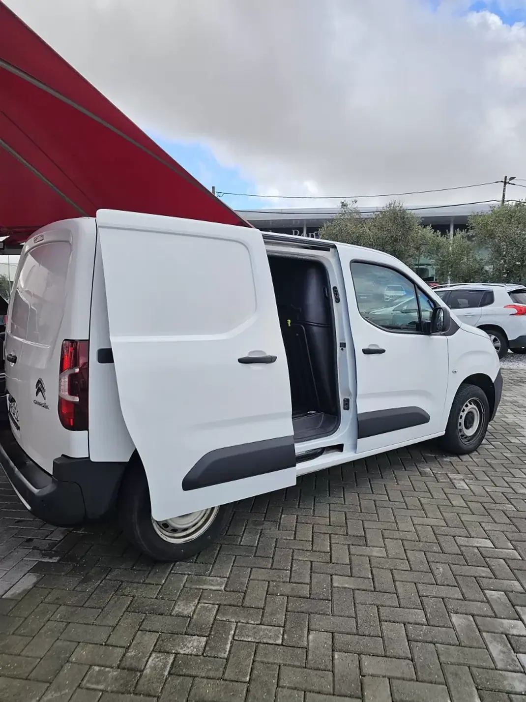 Citroën BERLINGO 1.5 BlueHDi 100 S&S Club M 2021 - 15300 EUR, 100480 km - AUTO.MOTO.pt - 100480km - foto 7 de 14