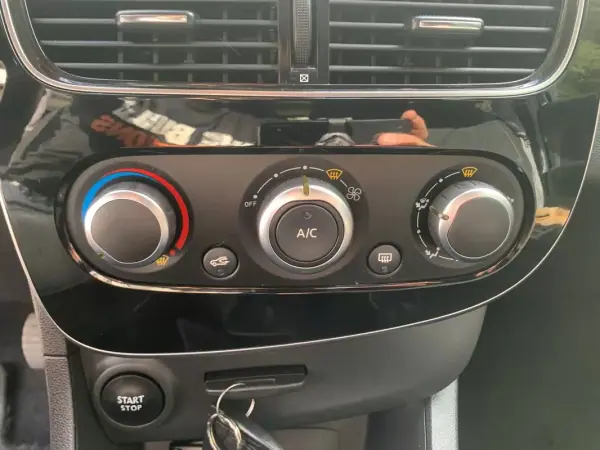 Renault Clio Sport Tourer 2019 - 13999 EUR, 127245 km - AUTO.MOTO.pt - 127245km - foto 17 de 53