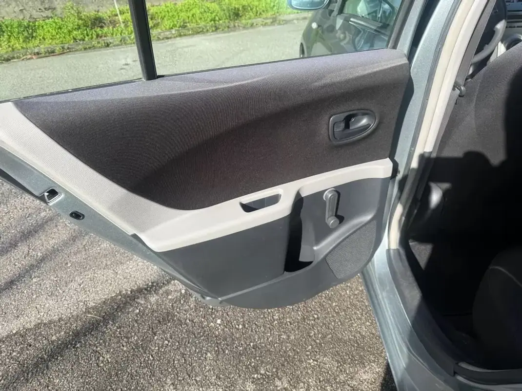 Toyota Yaris 2006 - 5650 EUR, 162000 km - AUTO.MOTO.pt - 162000km - foto 12 de 23