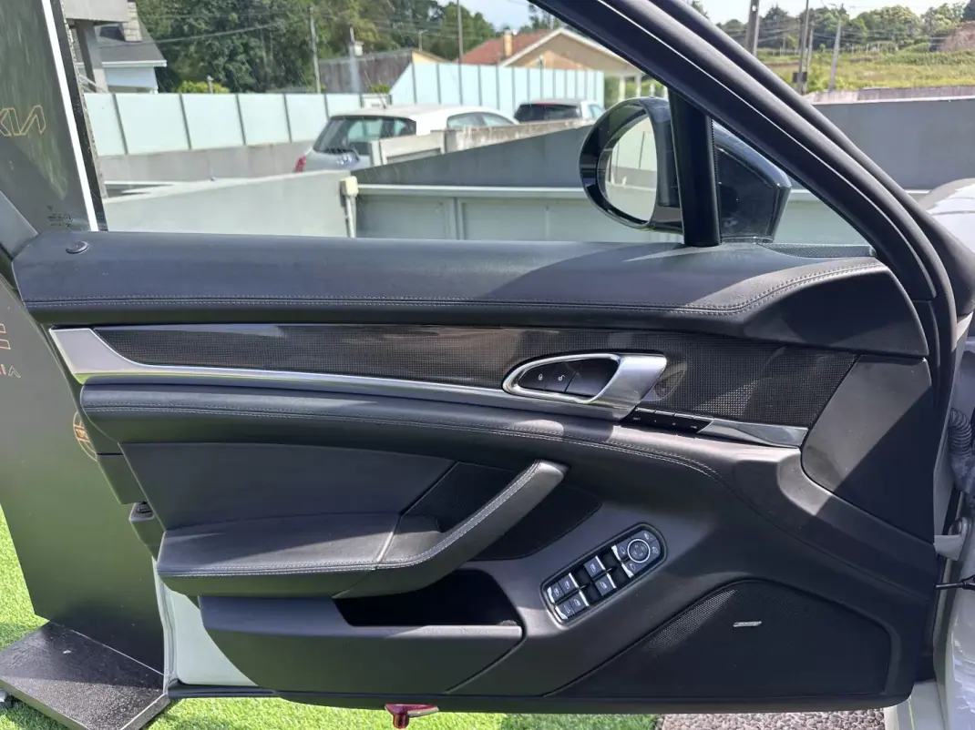 Porsche Panamera 2015 - 35000 EUR, 159000 km - AUTO.MOTO.pt - 159000km - foto 28 de 67