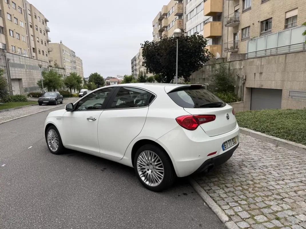 Alfa Romeo Giulietta 2014 - 7950 EUR, 197000 km - AUTO.MOTO.pt - 197000km - foto 4 de 15