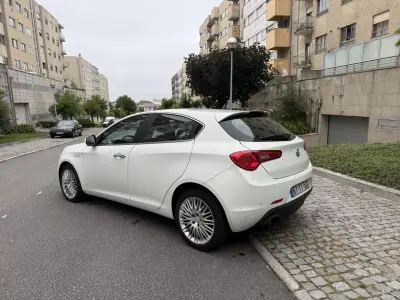 Alfa Romeo Giulietta 2014 - 7950 EUR, 197000 km - AUTO.MOTO.pt - 197000km - foto 4 de 15