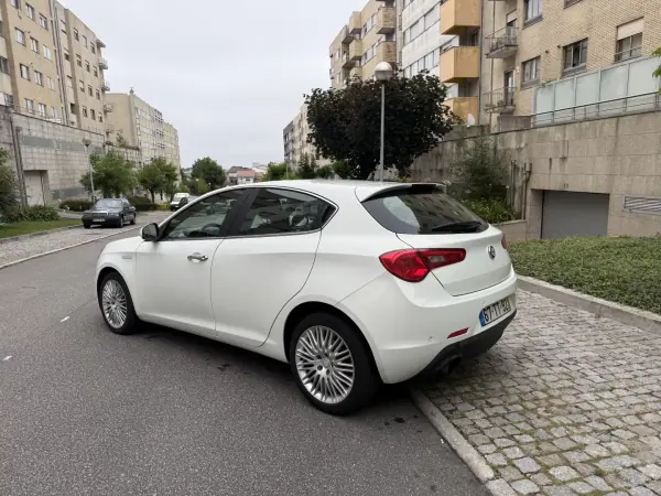 Alfa Romeo Giulietta 2014 - 7950 EUR, 197000 km - AUTO.MOTO.pt - 197000km - foto 4 de 15