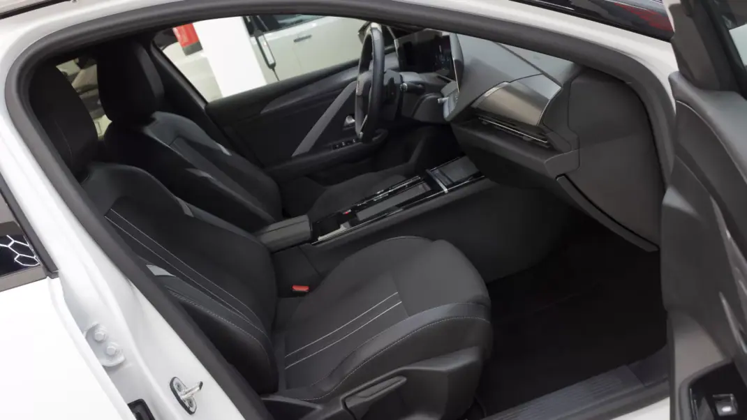 Opel Astra 2025 - 24350 EUR, 26000 km - AUTO.MOTO.pt - 26000km - foto 13 de 38
