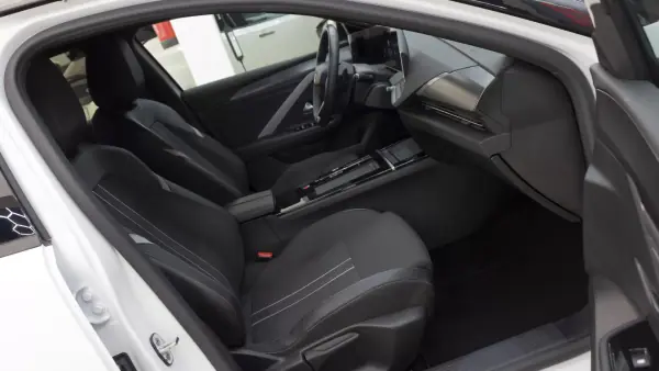 Opel Astra 2025 - 24350 EUR, 26000 km - AUTO.MOTO.pt - 26000km - foto 13 de 38