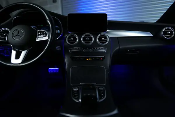 Mercedes-Benz C 300 2020 - 25500 EUR, 203000 km - AUTO.MOTO.pt - 203000km - foto 24 de 35