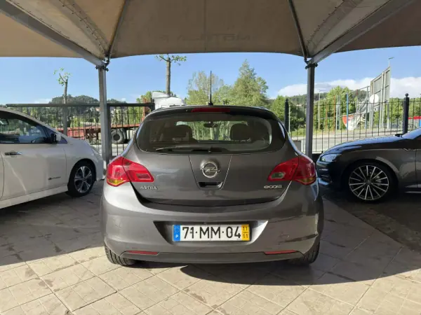Opel Astra 2011 - 6450 EUR, 250730 km - AUTO.MOTO.pt - 250730km - foto 7 de 26