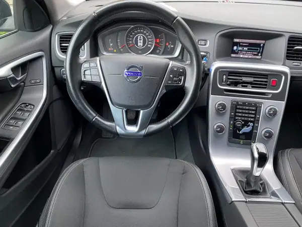 Volvo V60 2017 - 17900 EUR, 165010 km - AUTO.MOTO.pt - 165010km - foto 8 de 23