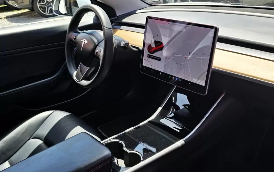 Tesla Model 3 2020 - 25500 EUR, 99000 km - AUTO.MOTO.pt - 99000km - foto 21 de 25