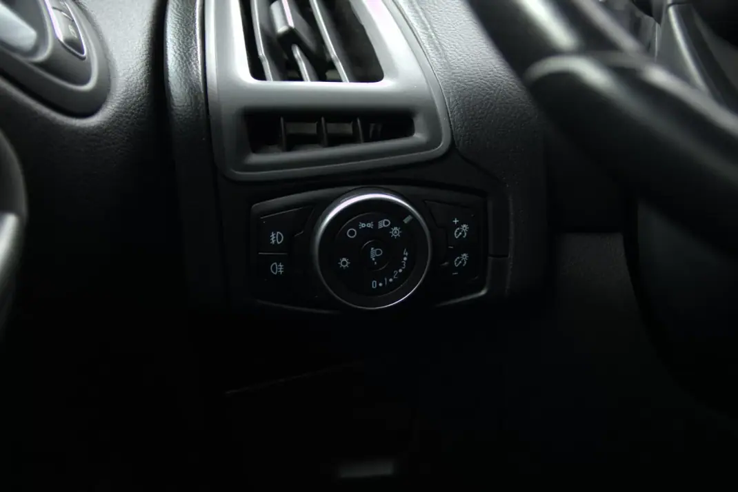 Ford Focus 2018 - 14990 EUR, 104000 km - AUTO.MOTO.pt - 104000km - foto 26 de 29