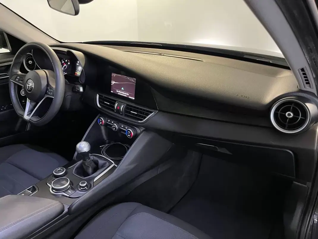 Alfa Romeo Giulia 2016 - 18500 EUR, 153000 km - AUTO.MOTO.pt - 153000km - foto 14 de 35