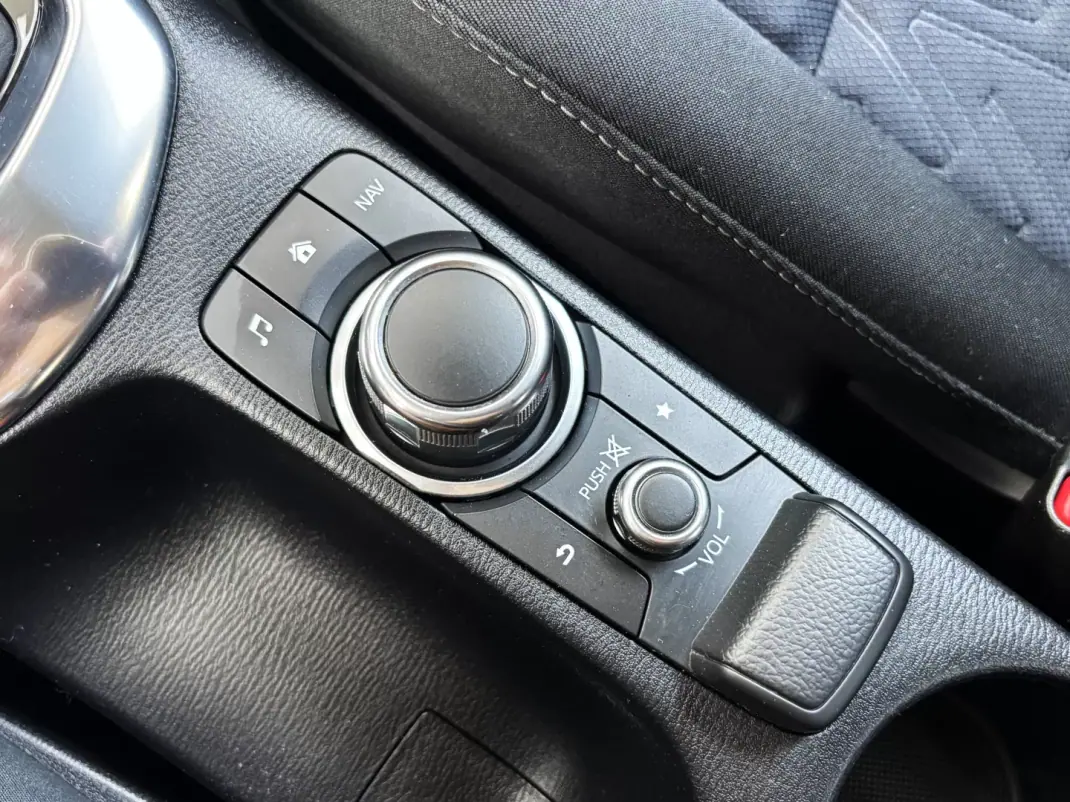 Mazda 2 2015 - 11500 EUR, 75000 km - AUTO.MOTO.pt - 75000km - foto 29 de 33