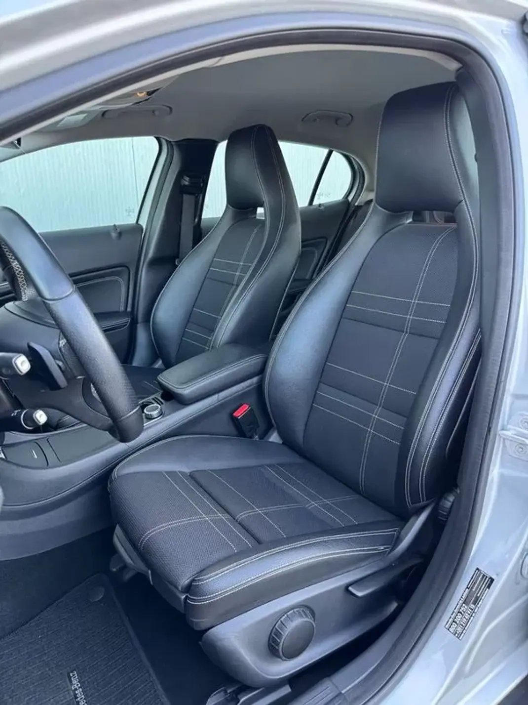 Mercedes-Benz GLA 180 2016 - 19950 EUR, 80000 km - AUTO.MOTO.pt - 80000km - foto 11 de 26