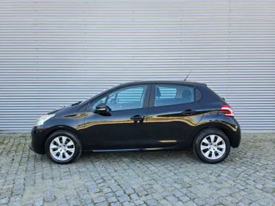 Peugeot 208 2012 - 7500 EUR, 137000 km - AUTO.MOTO.pt - 137000km - foto 9 de 25