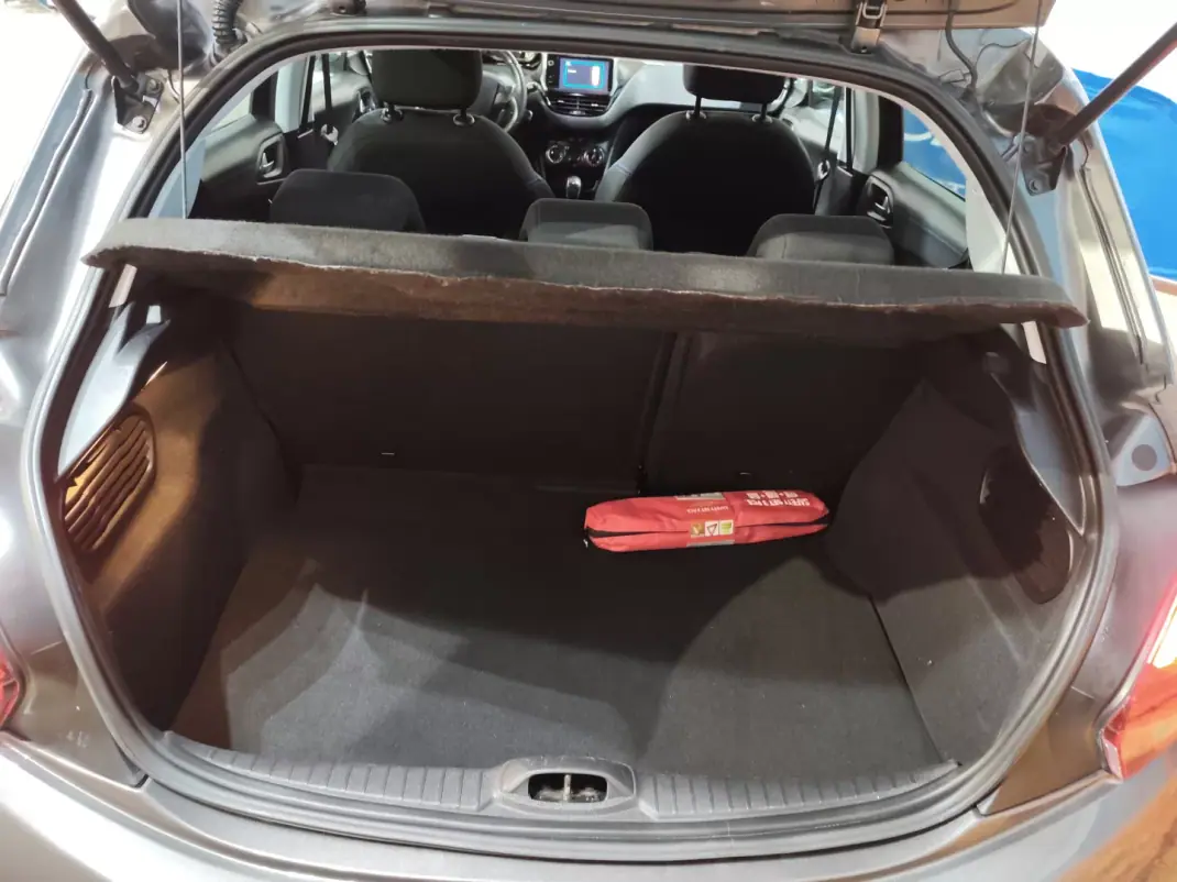 Peugeot 208 2019 - 10300 EUR, 58000 km - AUTO.MOTO.pt - 58000km - foto 21 de 25
