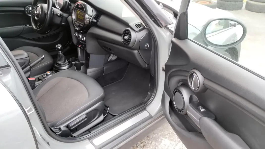MINI 5 Portas 2016 - 8999 EUR, 224000 km - AUTO.MOTO.pt - 224000km - foto 20 de 32