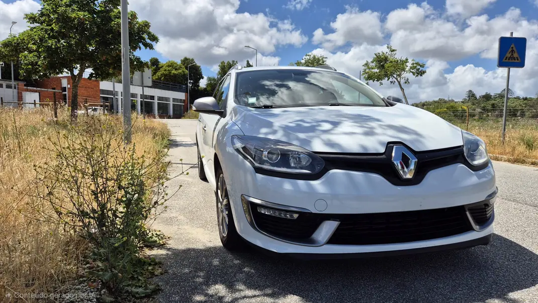Renault Mégane 2016 - 11400 EUR, 160000 km - AUTO.MOTO.pt - 160000km - foto 5 de 9