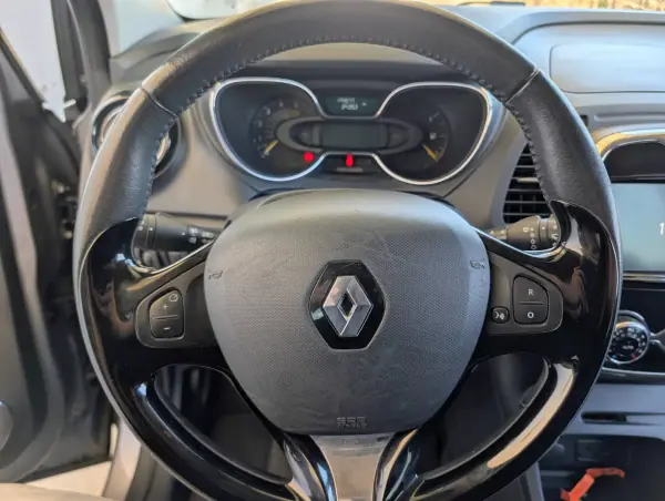 Renault Captur 2015 - 8500 EUR, 174577 km - AUTO.MOTO.pt - 174577km - foto 16 de 23