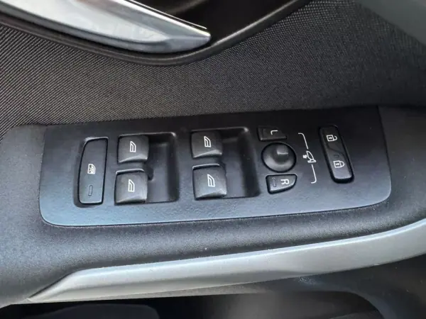 Volvo V40 Cross Country 2013 - 13500 EUR, 164000 km - AUTO.MOTO.pt - 164000km - foto 36 de 38