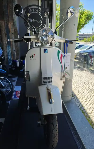 Piaggio Vespa 2013 - 5450 EUR, 9000 km - AUTO.MOTO.pt - 9000km - foto 3 de 6