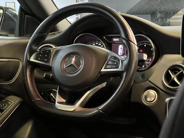 Mercedes-Benz CLA 180 2018 - 19990 EUR, 135000 km - AUTO.MOTO.pt - 135000km - foto 14 de 39
