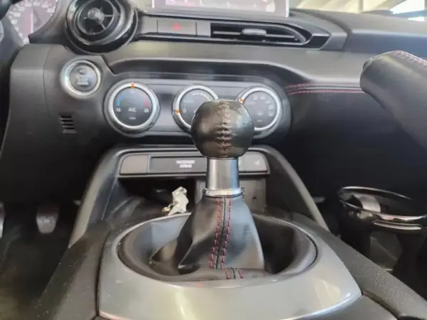 Mazda MX-5 2017 - 23500 EUR, 67000 km - AUTO.MOTO.pt - 67000km - foto 33 de 34