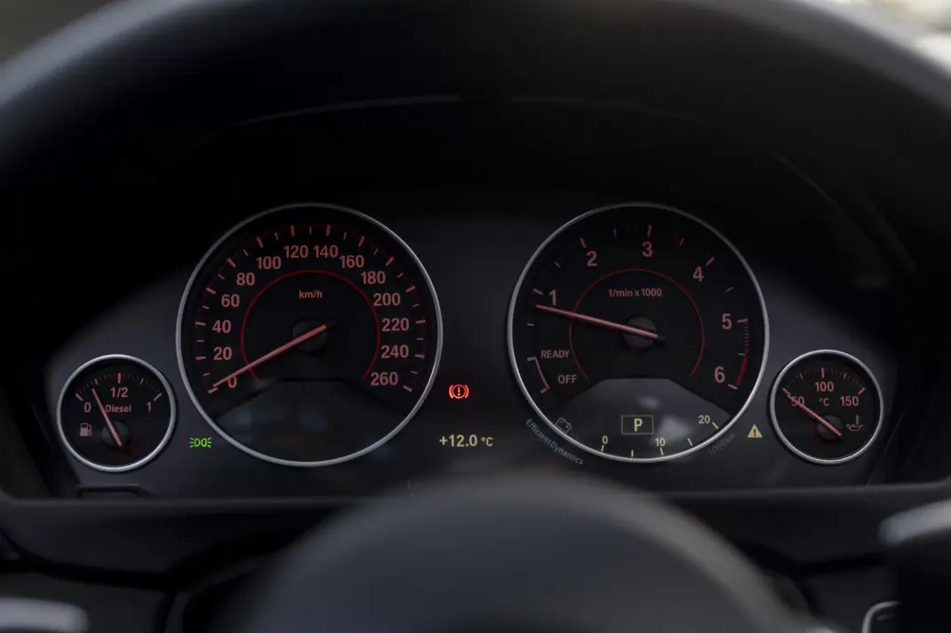 BMW 320 2015 - 19900 EUR, 190600 km - AUTO.MOTO.pt - 190600km - foto 13 de 32